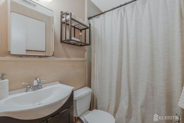 8 Pierrepont Avenue, Middlesex, NJ 08846