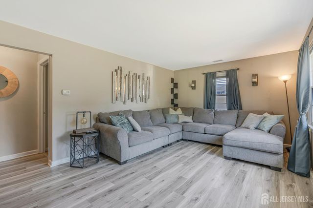 8 Pierrepont Avenue, Middlesex, NJ 08846