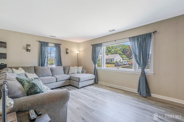 8 Pierrepont Avenue, Middlesex, NJ 08846