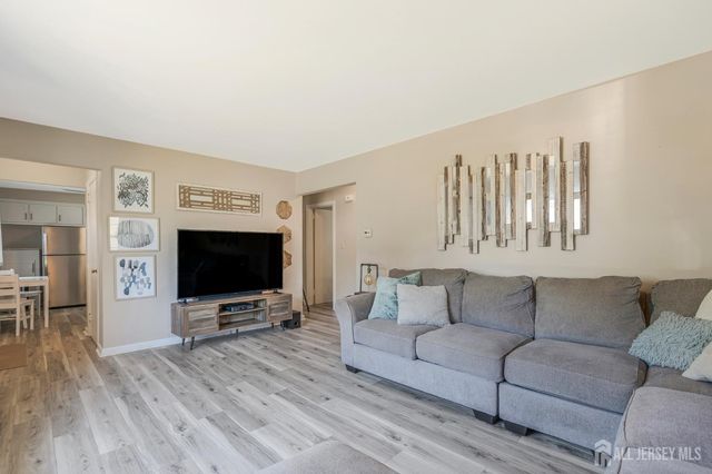 8 Pierrepont Avenue, Middlesex, NJ 08846