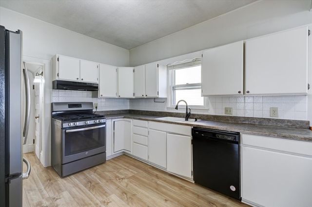 2327 E 9th Street, Des Moines, IA 50316