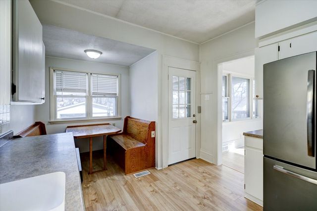 2327 E 9th Street, Des Moines, IA 50316