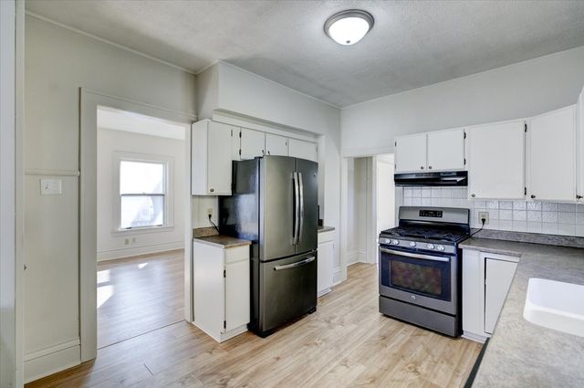 2327 E 9th Street, Des Moines, IA 50316