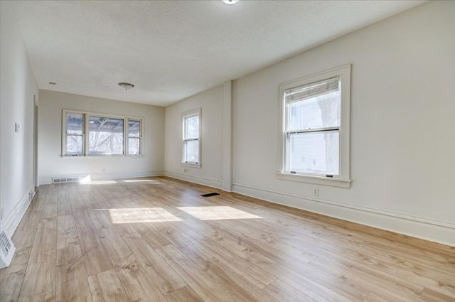 2327 E 9th Street, Des Moines, IA 50316