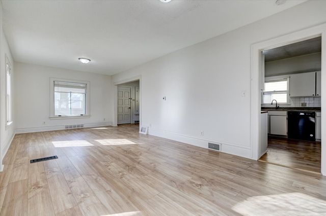 2327 E 9th Street, Des Moines, IA 50316