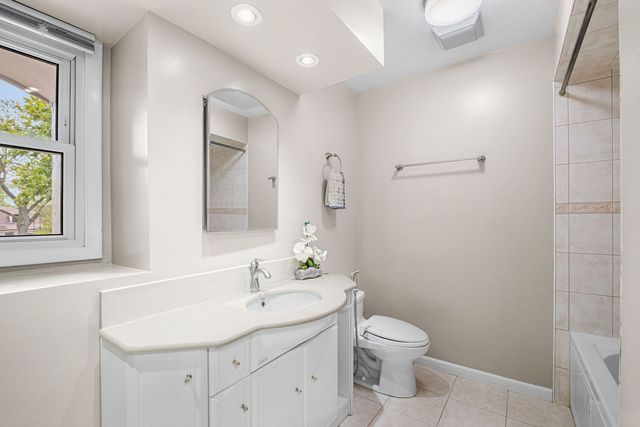 2747 Wilshire Lane, Northbrook, IL 60062