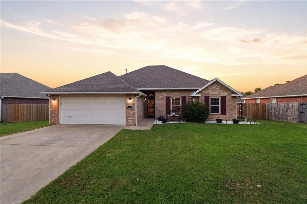 3644 W Clearwood Drive, Fayetteville, AR 72704