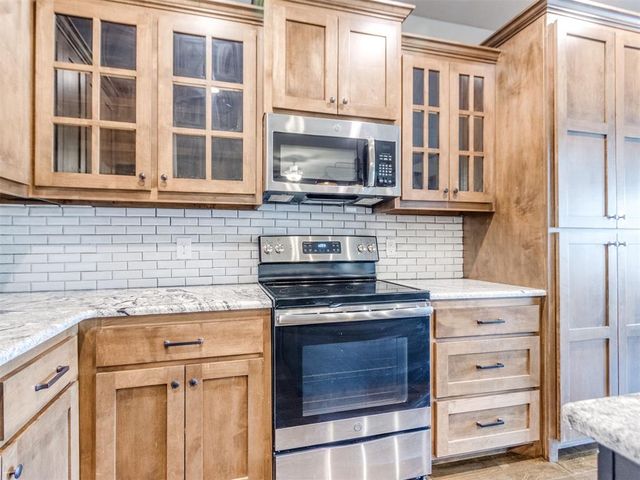 305 Golden Leaf Court, Moore, OK 73160