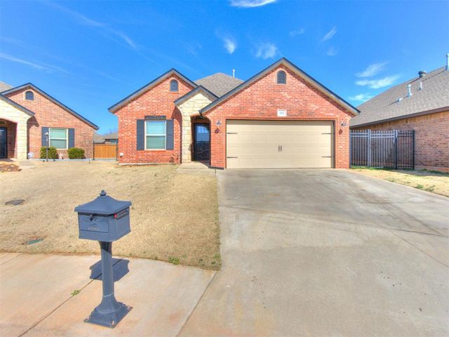 305 Golden Leaf Court, Moore, OK 73160
