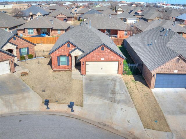 305 Golden Leaf Court, Moore, OK 73160