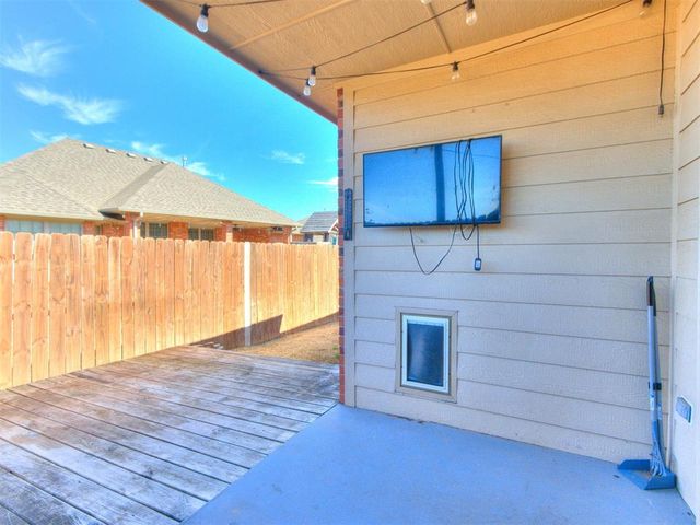 305 Golden Leaf Court, Moore, OK 73160