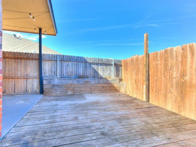 305 Golden Leaf Court, Moore, OK 73160