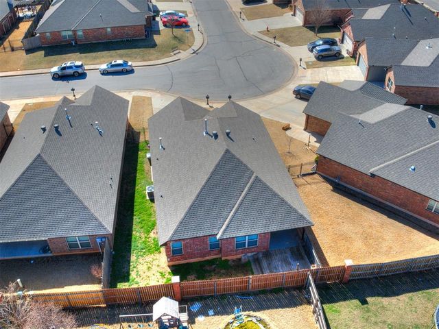 305 Golden Leaf Court, Moore, OK 73160