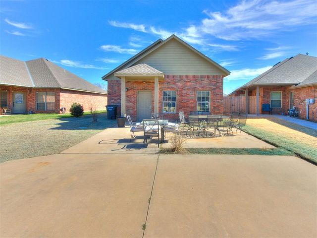305 Golden Leaf Court, Moore, OK 73160