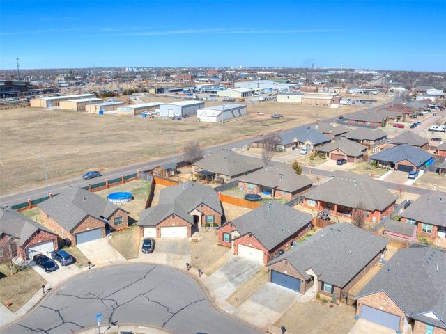 305 Golden Leaf Court, Moore, OK 73160