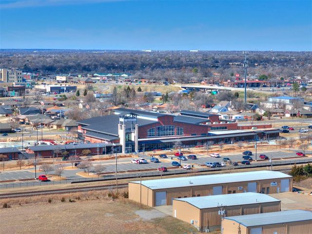 305 Golden Leaf Court, Moore, OK 73160