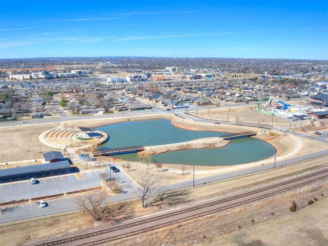 305 Golden Leaf Court, Moore, OK 73160