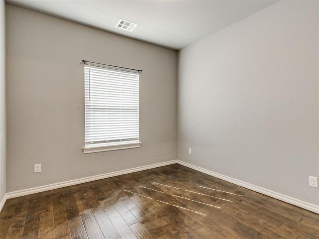 305 Golden Leaf Court, Moore, OK 73160