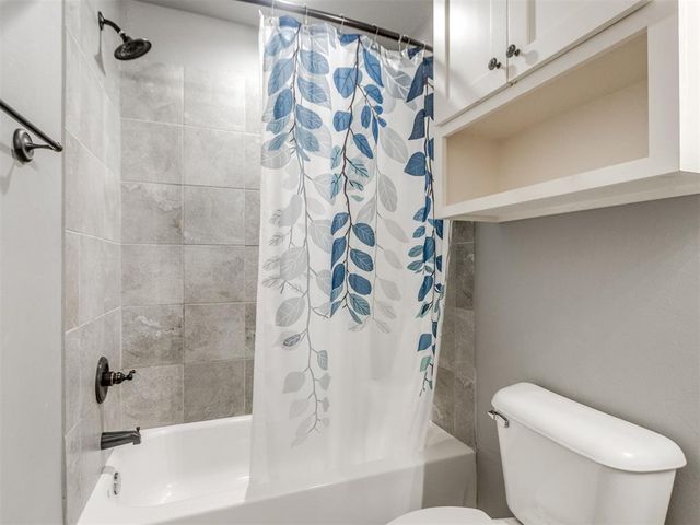 305 Golden Leaf Court, Moore, OK 73160