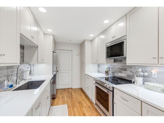 724 Nw WESTOVER Cir, Portland, OR 97210