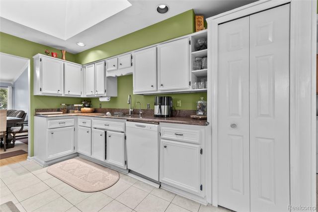 2162 London Bridge Drive, Rochester Hills, MI 48307