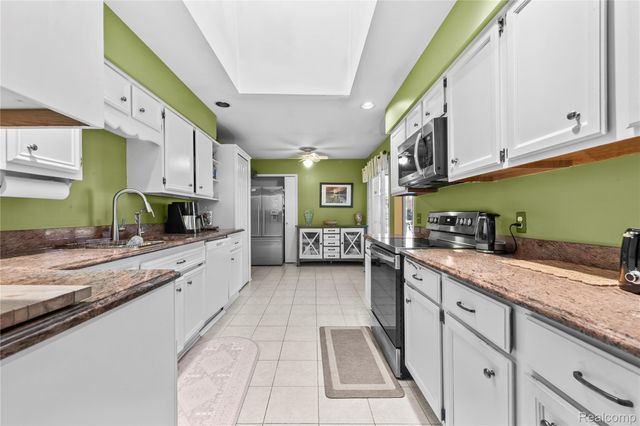 2162 London Bridge Drive, Rochester Hills, MI 48307