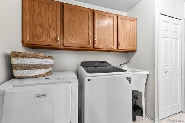 2162 London Bridge Drive, Rochester Hills, MI 48307