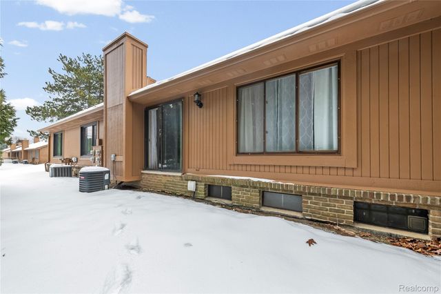 2162 London Bridge Drive, Rochester Hills, MI 48307