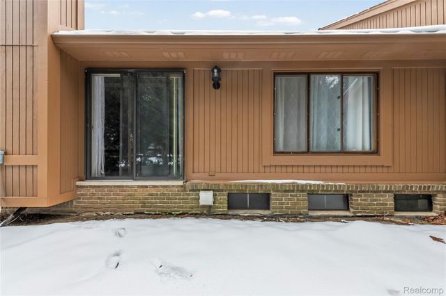 2162 London Bridge Drive, Rochester Hills, MI 48307