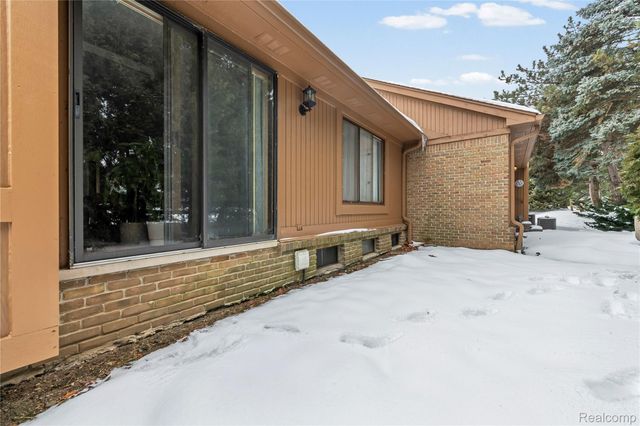 2162 London Bridge Drive, Rochester Hills, MI 48307