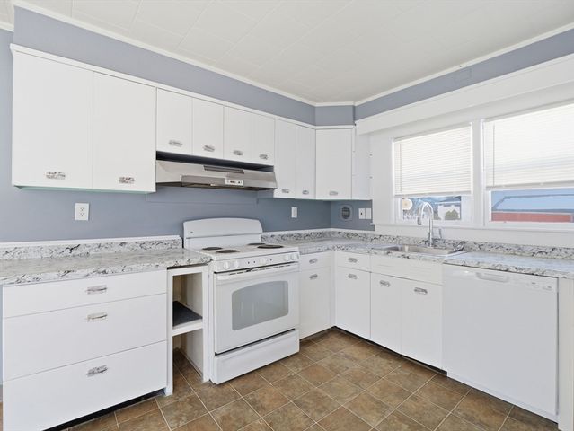 74 Carlisle St, Lowell, MA 01852