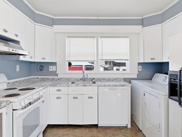 74 Carlisle St, Lowell, MA 01852
