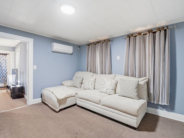 74 Carlisle St, Lowell, MA 01852