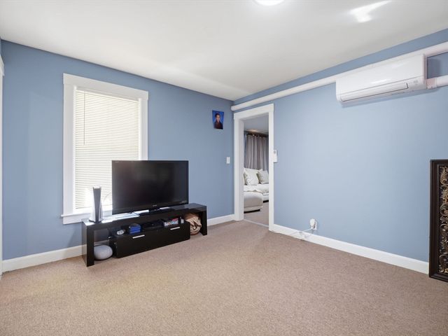 74 Carlisle St, Lowell, MA 01852