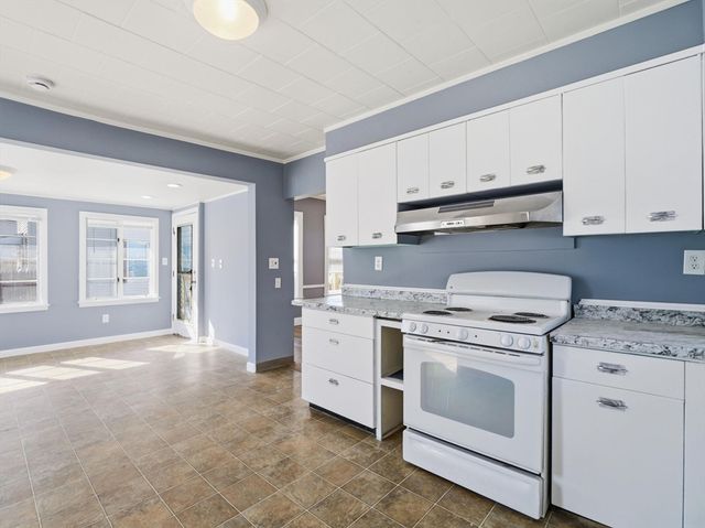 74 Carlisle St, Lowell, MA 01852