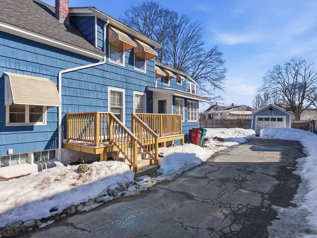 74 Carlisle St, Lowell, MA 01852