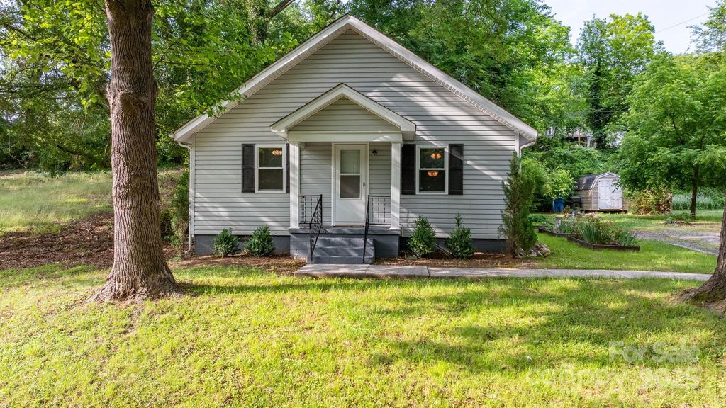 352 18th Avenue NE, Hickory, NC 28601