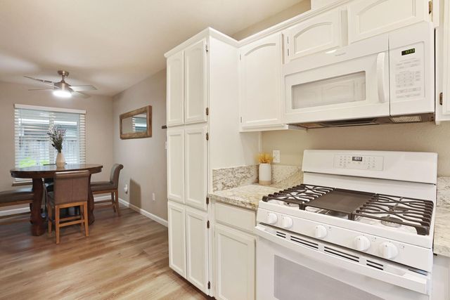 1084 La Mesa St, Escalon, CA 95320