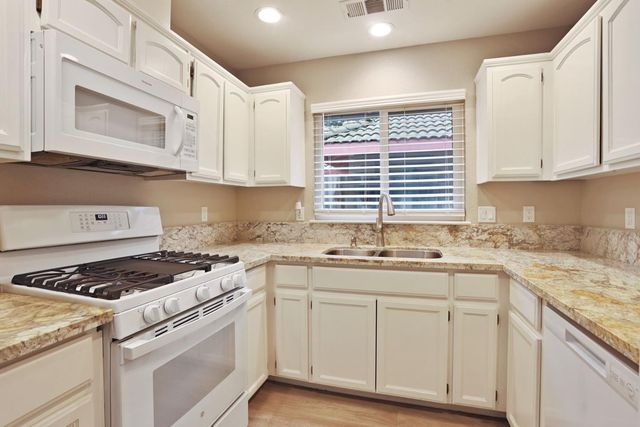 1084 La Mesa St, Escalon, CA 95320