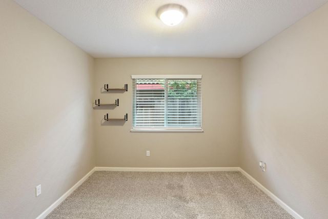 1084 La Mesa St, Escalon, CA 95320