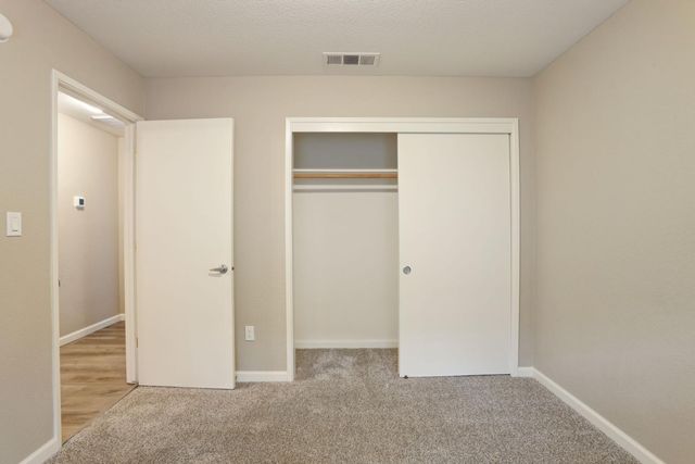 1084 La Mesa St, Escalon, CA 95320