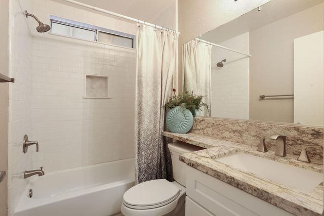 1084 La Mesa St, Escalon, CA 95320