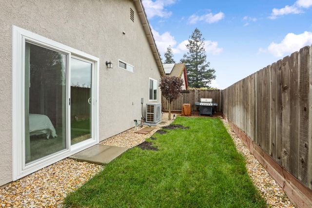 1084 La Mesa St, Escalon, CA 95320