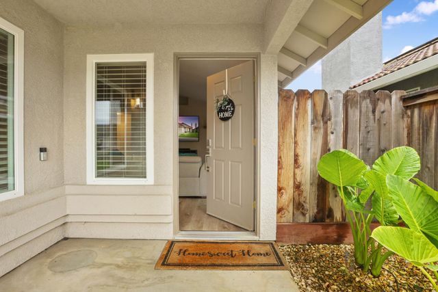 1084 La Mesa St, Escalon, CA 95320