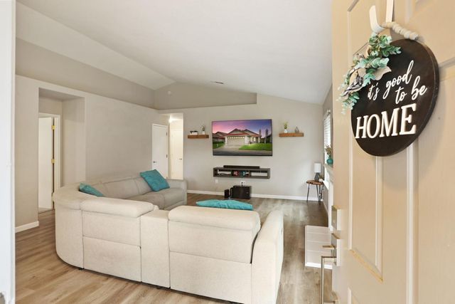 1084 La Mesa St, Escalon, CA 95320