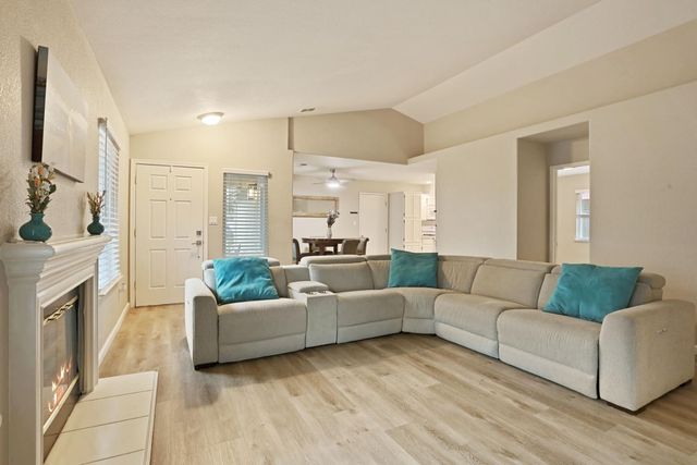 1084 La Mesa St, Escalon, CA 95320