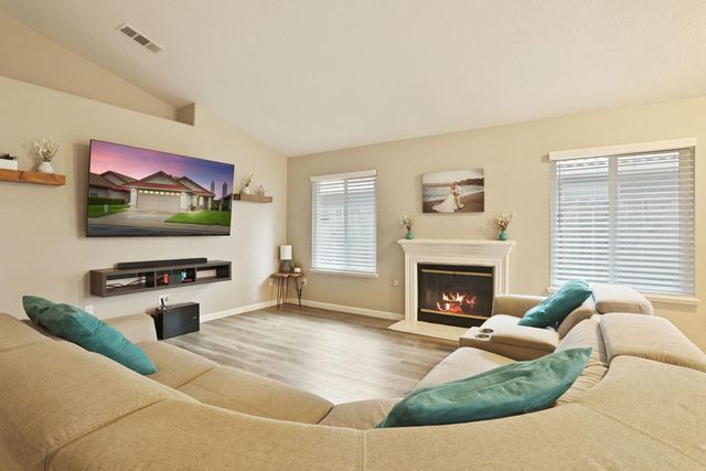 1084 La Mesa St, Escalon, CA 95320