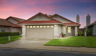 1084 La Mesa St, Escalon, CA 95320