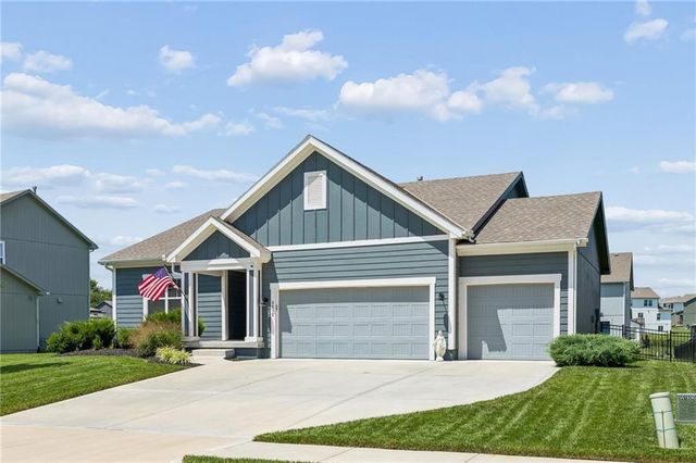 3212 SW Arbor Tree Drive, Lee's Summit, MO 64082