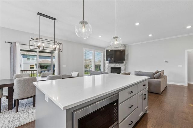 3212 SW Arbor Tree Drive, Lee's Summit, MO 64082